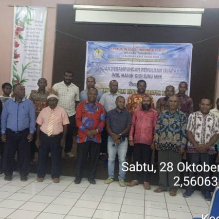 Tim Penulis Buku Sejarah Injil Masuk di Suku Meek Melakukan Ibadah Di Sentani